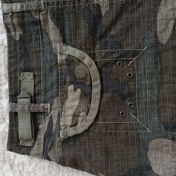 Zoey Beth Embroidered Camo Frayed Hem Pleated Grommet Mini Skirt M Green Y2K - Picture 10 of 16